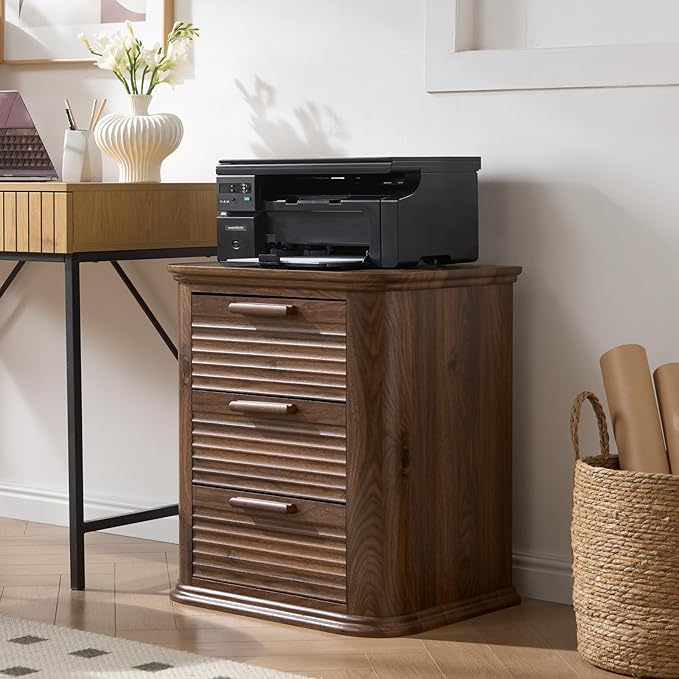 Okvnbjk 22" Wide Fluted Nightstand with Charging Station, Modern End Table for Living Room, Bedroom, Home Office, Wood Curved 3 Drawer Dresser, Large Bedside Tables, Dark Walnut